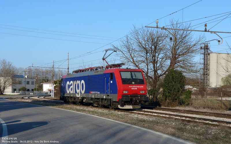 Su Un Treno Che Si Muove Lungo Un Binario Rettilineo